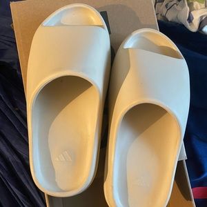 SoldYeezy Slides Men Tan Size 9 Worn a few times.